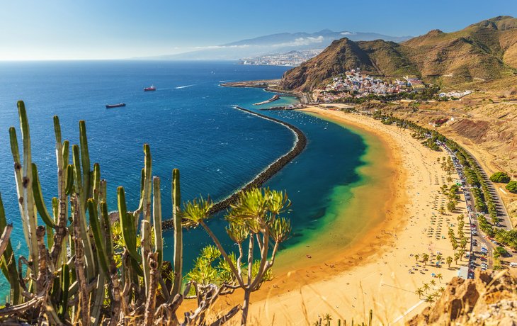 Playa de Las Teresitas mit malerischem Dorf San Andrés auf Teneriffa