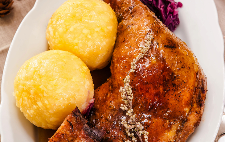 Gänsekeule mit Knödeln und Rotkohl