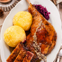 Gänsekeule mit Knödeln und Rotkohl