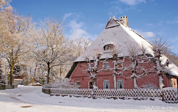 Dörfliche Idylle im Schnee (Marmstorf/Norddeutschland)