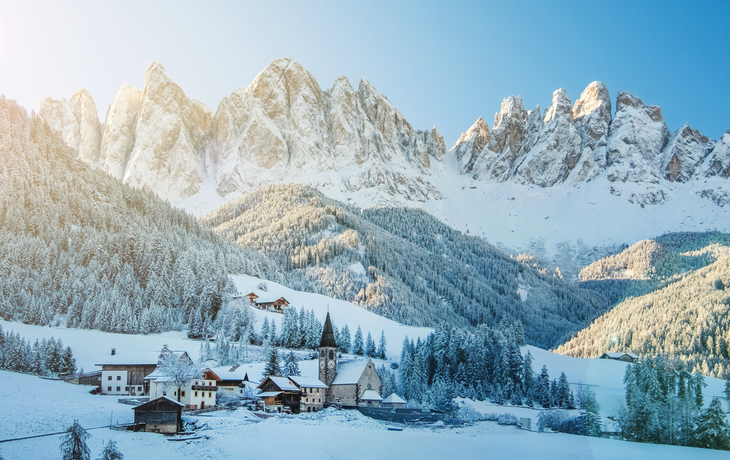 Winterpanorama des Villnösstals in den Dolomiten