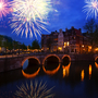 Amsterdam in der Nacht mit Feuerwerk