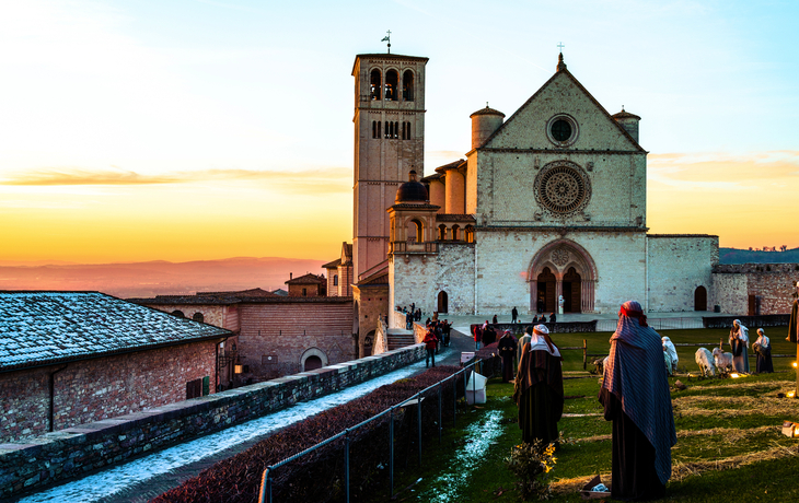 Wintersonnenuntergang an der Kirche des Heiligen Franziskus in Assisi (Italien),