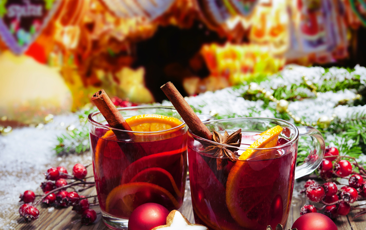 Glühwein auf einem Weihnachtsmarkt