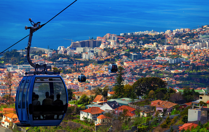 Blick auf Funchal aus traditioneller Seilbahn