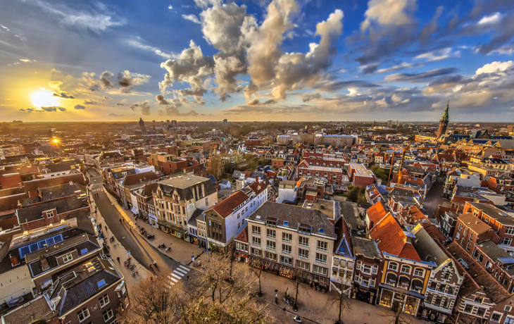 Luftaufnahme von Groningen bei Sonnenuntergang