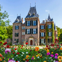 Schloss in Lisse mit den bunten Dahlien im Vordergrund