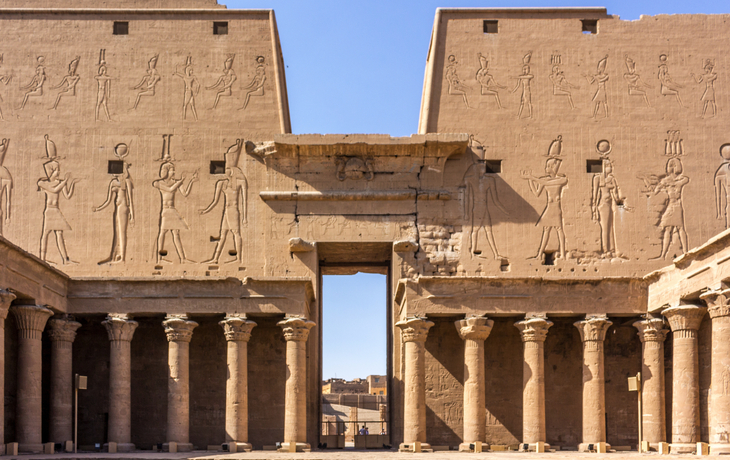 der Tempel von Edfu am Westufer des Nils, Ägypten