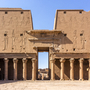 der Tempel von Edfu am Westufer des Nils, Ägypten