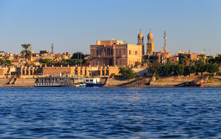 Blick vom Nil auf Luxor, Ägypten