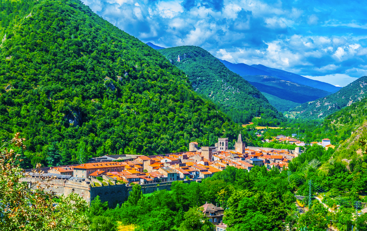 Luftaufnahme des Dorfes Villefranche de Conflent in Frankreich