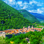 Luftaufnahme des Dorfes Villefranche de Conflent in Frankreich