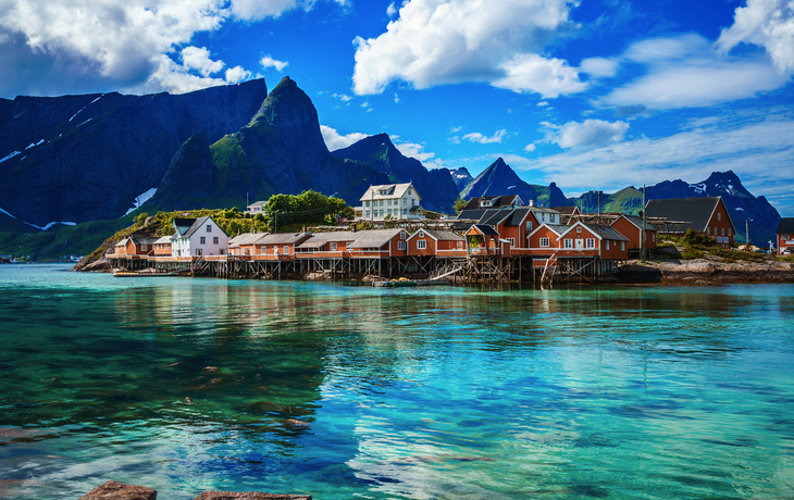 Fischerdorf in der Nähe von Reine auf der Insel Moskenesøya, Lofoten