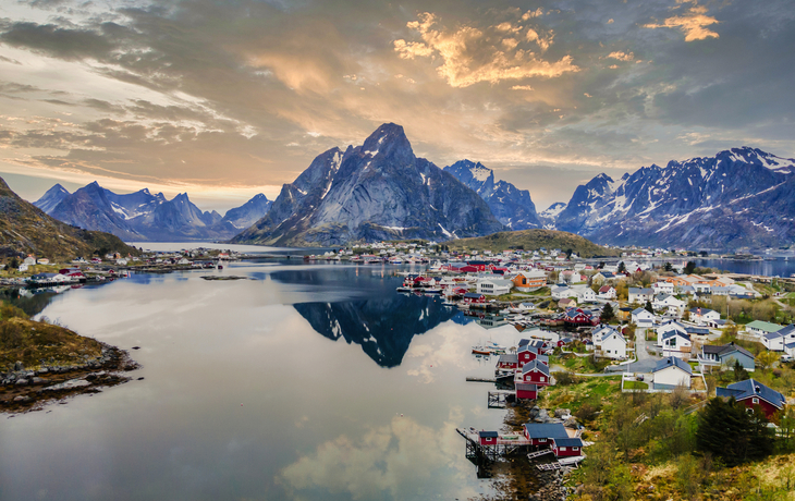 Luftaufnahme von Reine auf den Lofoten