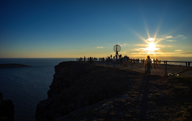 Touristen zur Mitternachtssonne am Nordkap