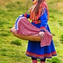 Nord-Norwegen, eine traditionell gekleidete samische Frau mit einer Wiege