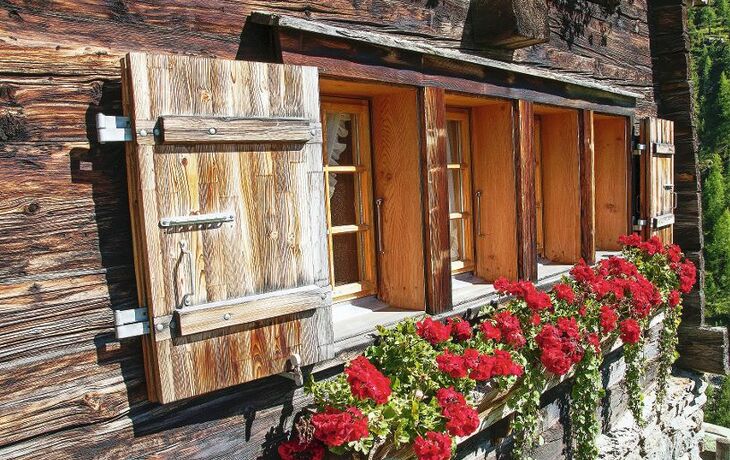 Typisches Fenster mit Blumen