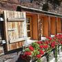 Typisches Fenster mit Blumen