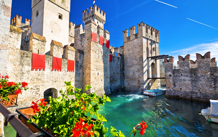 die Burg Rocca Scaligera in Sirmione am Gardasee, Italien