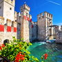 die Burg Rocca Scaligera in Sirmione am Gardasee, Italien