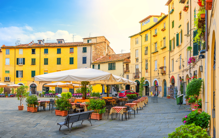 Piazza dell' Anfiteatro in Lucca