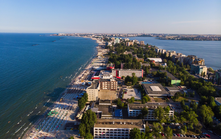 Mamaia auf einer schmalen Landzunge zwischen dem Schwarzen Meer und dem Süßwassersee Siutghiol