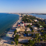 Mamaia auf einer schmalen Landzunge zwischen dem Schwarzen Meer und dem Süßwassersee Siutghiol