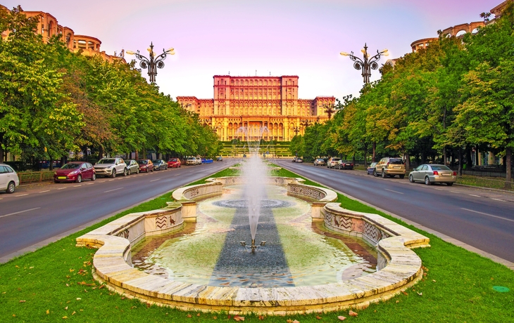 Hauptstraße vor dem Parlamentsgebäude in Bukarest, Rumänien