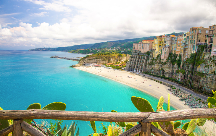 Tropea-Stadt bunte Steingebäude auf Klippe,Kalabrien,Italien