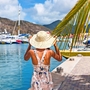 Junge Frau mit Sonnenhut im Philipsburg-Jachthafen, St. Maarten