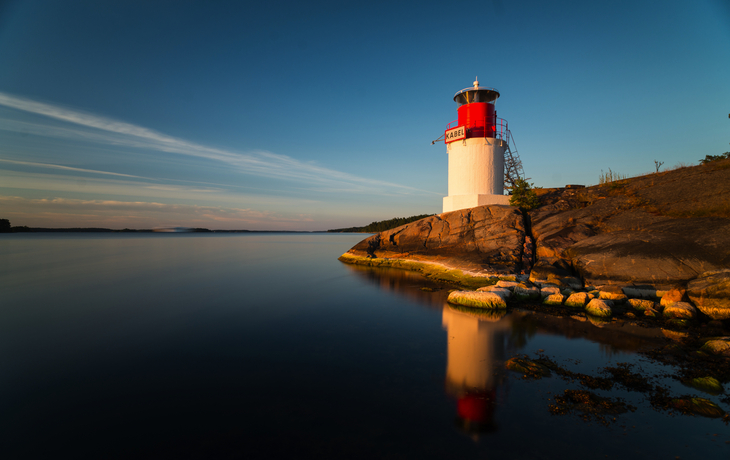 Leuchtturm auf der Schäreninsel Yxlan bei Sonnenuntergang