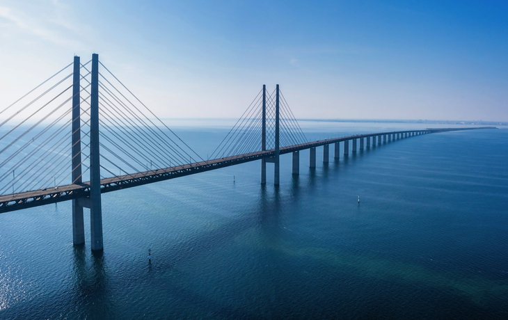 Panoramablick auf die Öresundbrücke bei Sonnenuntergang über der Ostsee