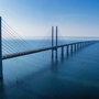 Panoramablick auf die Öresundbrücke bei Sonnenuntergang über der Ostsee