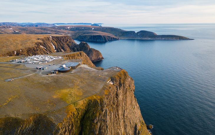 Nordkap-Denkmal (Nordkapp) im Hochsommer