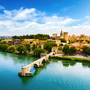 Luftaufnahme der Brücke Pont Saint Benezet und der Rhone in Avignon