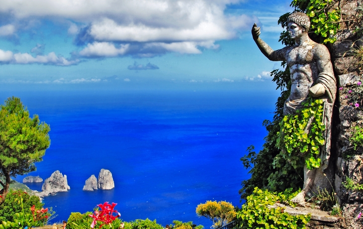 Blick auf die Faraglioni-Felsen, Capri