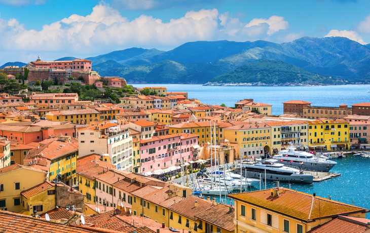 Altstadt und Hafen von Portoferraio auf der Insel Elba, Italien