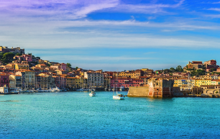 Altstadt und Hafen von Portoferraio auf der Insel Elba, Italien