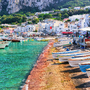 Boote im Hafen Marina Grande auf der italienische Insel Capri im Tyrrhenischen Meer