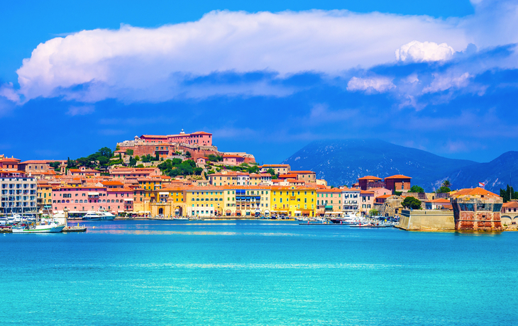 Altstadt und Hafen von Portoferraio auf der Insel Elba, Italien