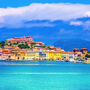 Altstadt und Hafen von Portoferraio auf der Insel Elba, Italien