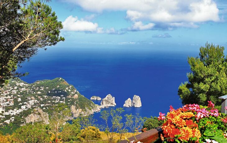 Blick von oben auf die Faraglioni bei Capri