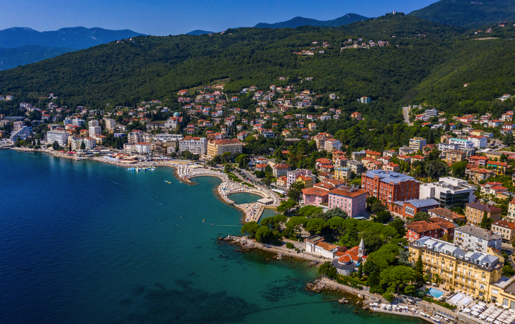 Luftpanoramablick auf Opatija und Lungomare