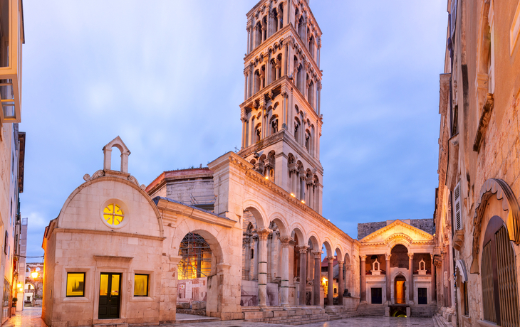 Panoramablick auf die Kathedrale des Heiligen Domnius im Diokletianpalast in der Altstadt von Split