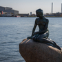 Statue der kleinen Meerjungfrau mit Blick auf den Hafen in Kopenhagen