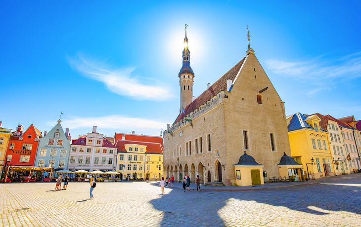 Panoramablick auf den Tallinner Hallenplatz und die Altstadt