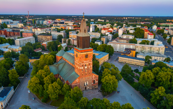 Sonnenuntergang über der Kathedrale in Turku