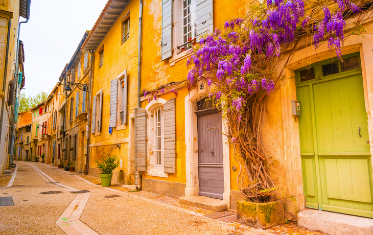 Blick auf eine schmale Straße im historischen Zentrum von Arles