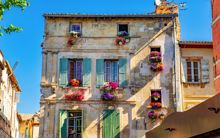 Fensterläden und Blumenkästen in Arles