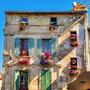 Fensterläden und Blumenkästen in Arles